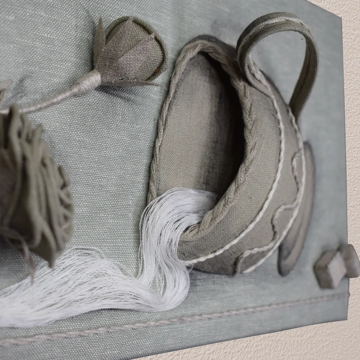 3D paveikslas iš lino - nuvirtęs puodelis iš arti